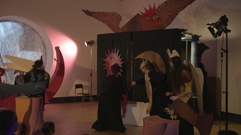 В калининградском филиале Третьяковской галереи первыми зрителями новогоднего спектакля стали подопечные фонда «Верю в чудо»