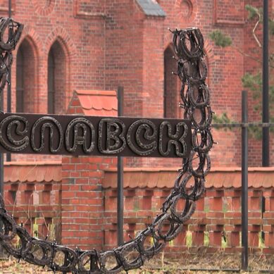 В Славске у кирхи начали демонтаж строительных лесов, которые закрывают часть фасада