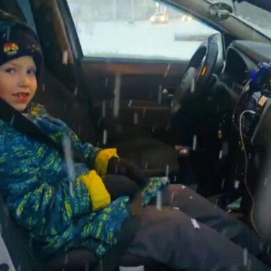 В рамках Всероссийской акции «Елка желаний» шестилетний Ратмир из Светлого на один день влился в ряды сотрудников Госавтоинспекции