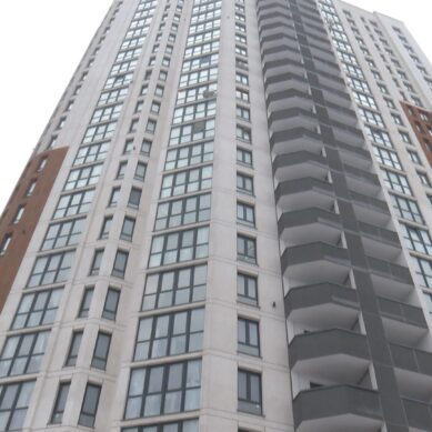 В доме на Гайдара закрывающие выход на площадки двери регулярно выламывают для фото- и видеосъемок