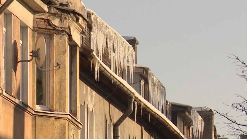 На опасность схода с крыш наледи и падения сосулек обращает внимание управление МЧС