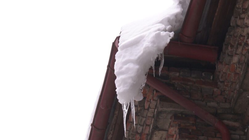 От угрозы нападения сосулек встали коммунальщики филиала Центрального жилищно-коммунального управления Министерства обороны по Военно-морскому флоту