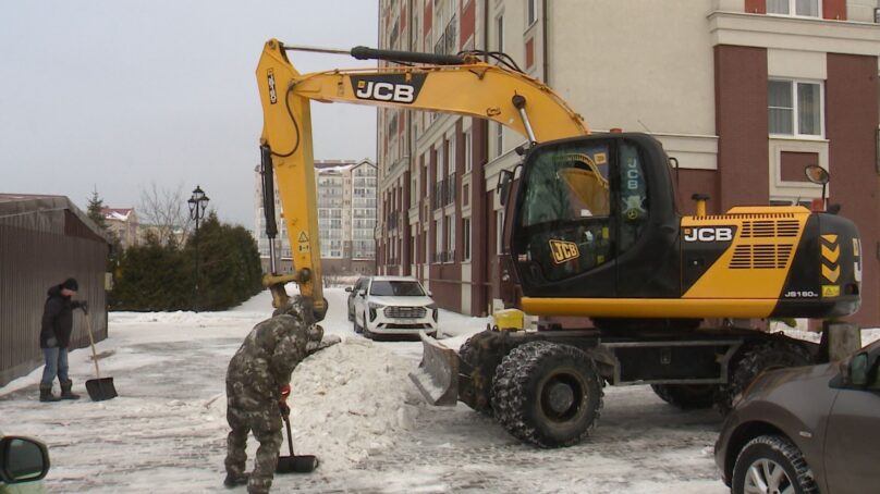 В Зеленоградске активные жители объединились с коммунальщиками и расчистили территорию своего дома