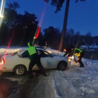 В Калининградской области сотрудники полиции оказали помощь автомобилистке, застрявшей в снегу