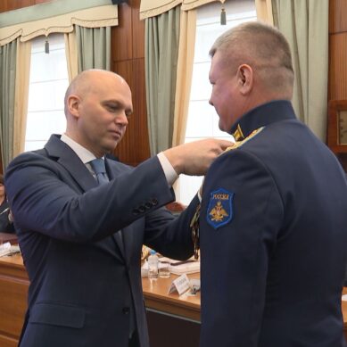 Губернатор Алексей Беспрозванных вручил государственные и региональные награды жителям