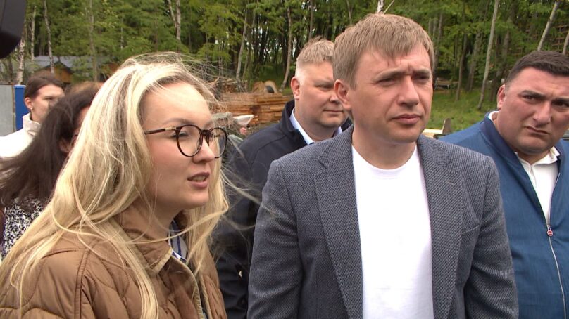 Министра молодёжной политики Калининградской области Анну Мусевич и её мужа доставили сегодня в зал суда