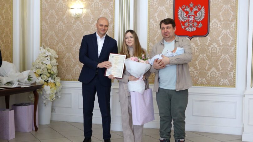 Губернатор Алексей Беспрозванных вручил сертификаты новорождённого семьям, в которых в этом году появились дети