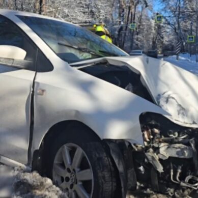 На участке Балтийского шоссе водитель не учёл, что трасса скользкая, и влетел в опору освещения
