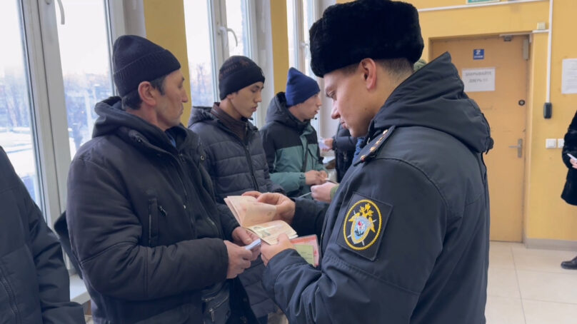 Отметки о постановке на воинский учет искали в паспортах экс-мигрантов