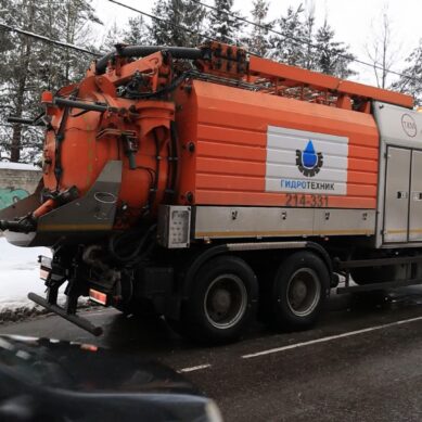 В Калининграде более двадцати специально созданных мобильных бригад экстренно прочищают решётки ливнёвок, чтобы канализация могла принять талую воду