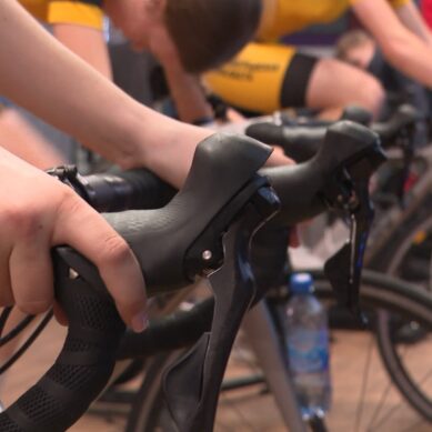 В фиджитал-центре дворца спорта «Янтарный» прошел суперфинал открытого чемпионата Калининградской области по кибервелоспорту