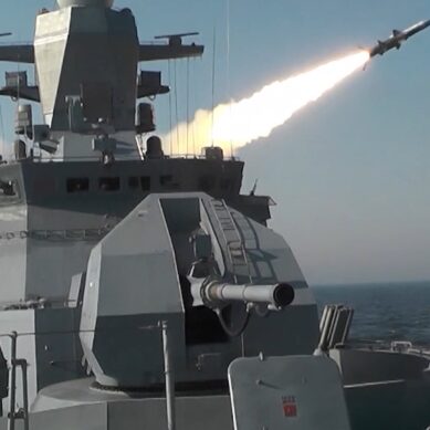 Экипаж малого ракетного корабля «Буря» отразил атаку условного противника в море