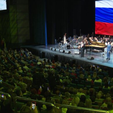 В «Янтарь-холле» представительницы прекрасной половины Калининградской области принимали первые весенние цветы