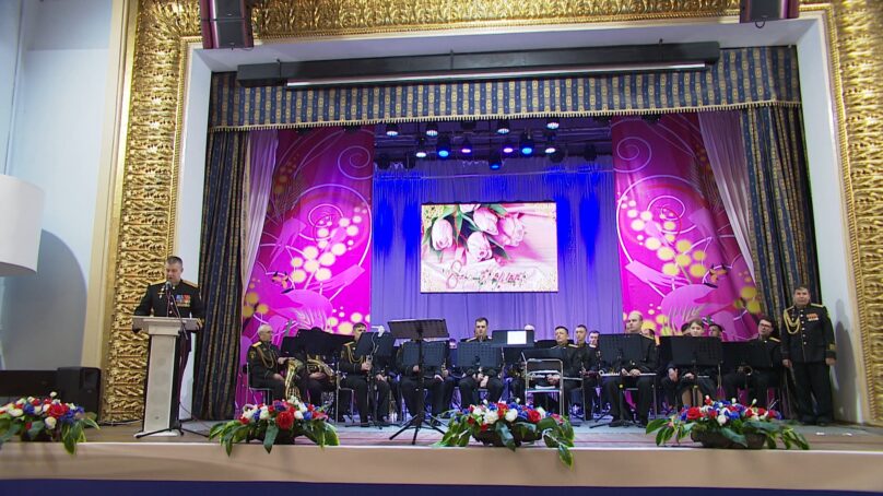 В доме офицеров Балтийского флота поздравили милых дам с наступающим праздником