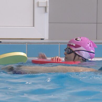 «Плавание для всех». Программа, благодаря которой в этом году почти 200 детей научились плавать, подходит к финишу