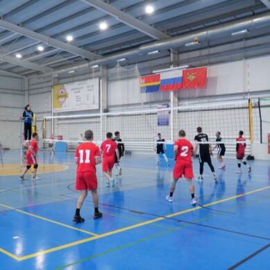 Соревнования в Гусеве на Кубок командующего Ленинградским военным округом подарили любителям волейбола встречу с легендарным наставником Михаилом Чернобаем