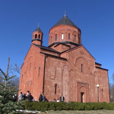В Калининграде в церковь «Сурб Степанос» пришли сотни армян в поддержку Армянской Апостольской Церкви