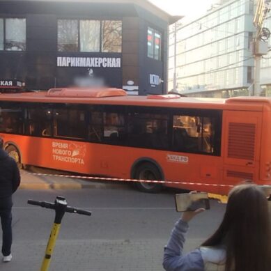 Пассажирский автобус врезался в парикмахерскую на ул. подполковника Иванникова