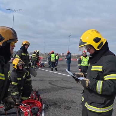 В Калининграде прошли соревнования среди сотрудников МЧС по ликвидации последствий автомобильных аварий