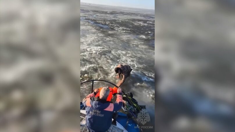 Сотрудники МЧС вытащили из воды двух провалившихся под лед мужчин