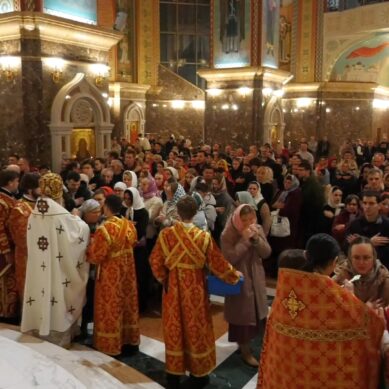 Православные верующие отмечают главный христианский праздник, Воскресение Христово