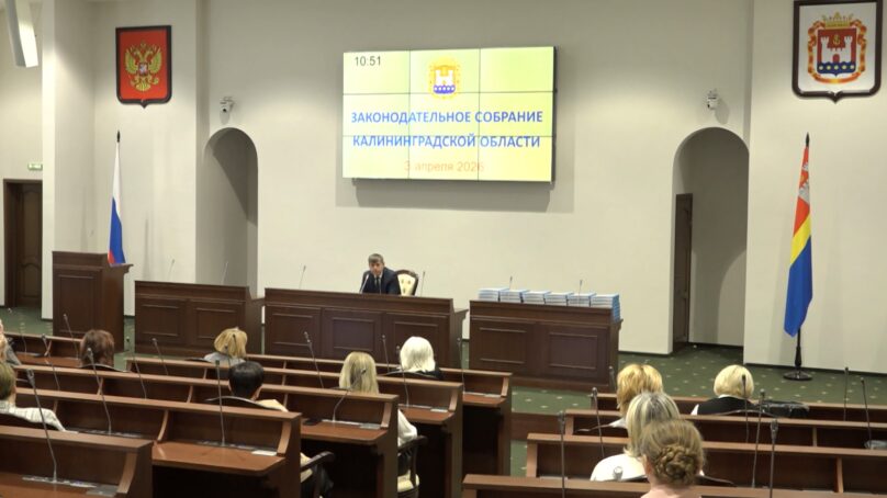 Библиотекари городских школ собрались в зале Заксобрания области, чтобы поговорить о том, как менялся регион