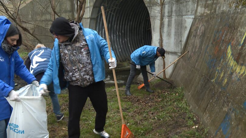 Сегодня сотни жителей области вышли на уборку в парки, во дворы