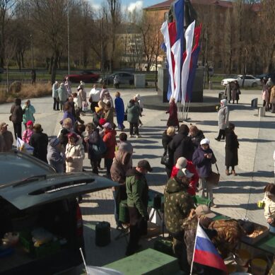 Патриотическая акция «Город, рожденный Победой» собрала десятки калининградцев и угостила полевой кашей