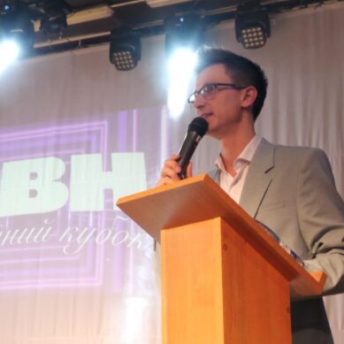 Команды из Гусевской лиги юмора «Остров КВН» выяснили, кто шутит лучше