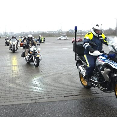 Байкеры напомнили городу о двухколесном транспорте на дорогах и колонной проследовали по улицам города