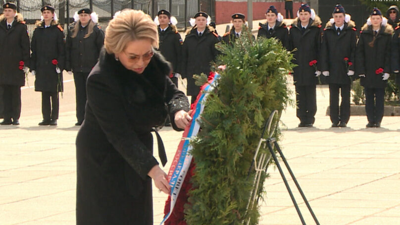 Валентина Матвиенко приняла участие в возложении венков и цветов к мемориалу 1200 воинам-гвардейцам