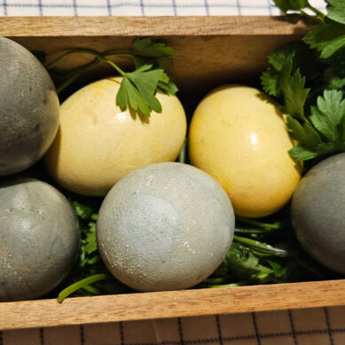 Красим пасхальные яйца натурально: 5 стильных идей