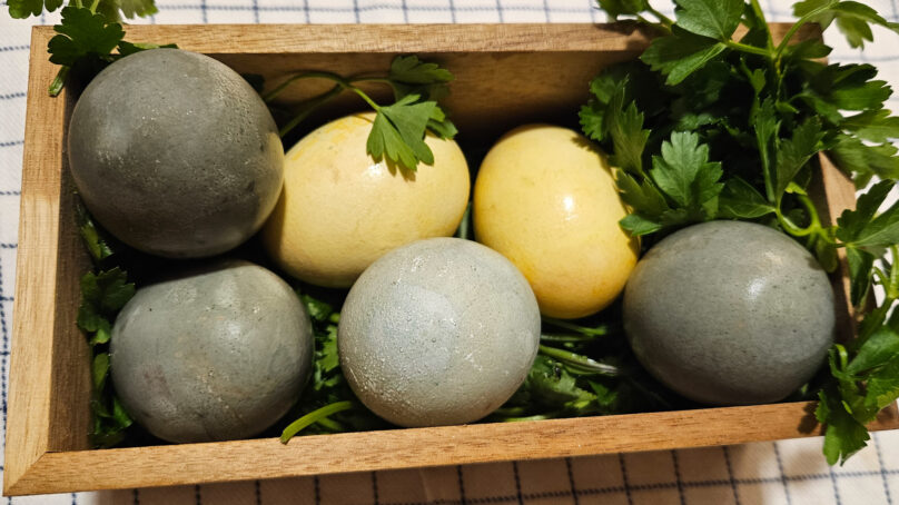 Красим пасхальные яйца натурально: 5 стильных идей