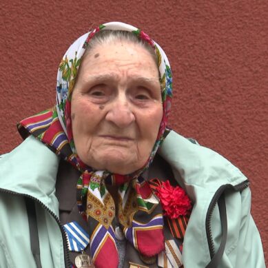 В Калининграде поздравили ветерана Великой Отечественной Екатерину Плужникову