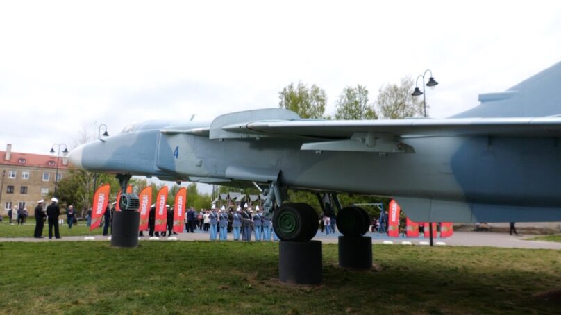 В Черняховске на улице Победы приземлился Су-24М