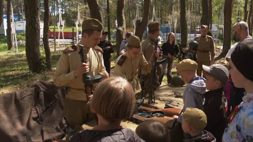 В военно-патриотическом парке 9 мая отметили жители микрорайона им. Космодемьянского, работники «Автотора» и гости