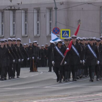 В Калининграде накануне прошла первая вечерняя репетиция парада Победы, который состоится 9 мая на главной площади областного центра