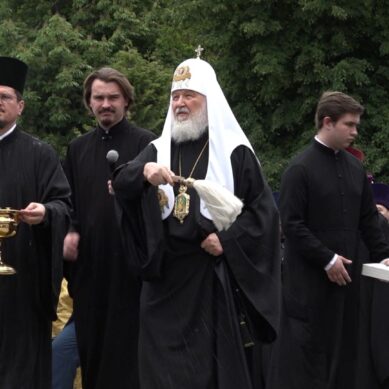 Перед Кафедральным Собором Патриарх Кирилл освятил памятник, установленный святому князю Владимиру