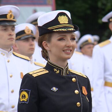 Торжественная церемония выпуска офицеров ВМФ состоялась в Балтийском высшем военно-морском училище