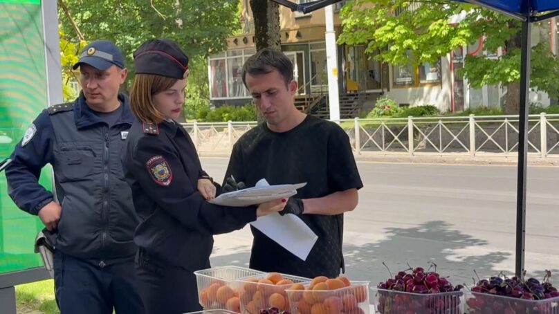 Нелегальная клубника. В Калининграде сотрудники регионального управления МВД провели рейд по местам торговли сезонными ягодами, овощами и фруктами