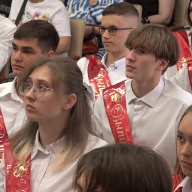 В школах Калининграда выпускникам вручили аттестаты о среднем общем образовании