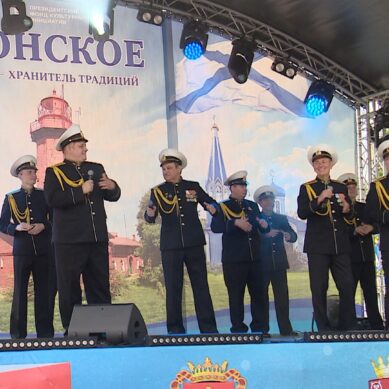 В посёлке Донское прошли праздничные гуляния: здесь отметили День Военно-морского флота и День посёлка