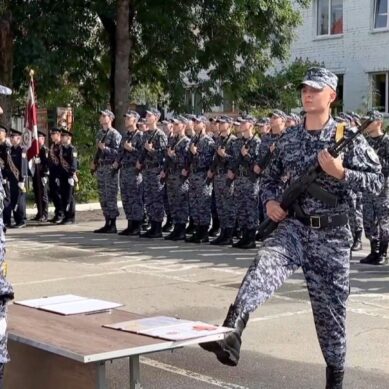 Призванные на службу в Росгвардию молодые калининградцы приняли военную присягу