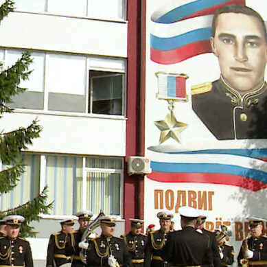 На фасаде четвёртой школы Балтийска, носящей имя Героя России Владимира Носова, появился огромный портрет морского пехотинца