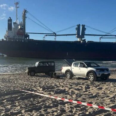 Пограничники огородили пляж в Янтарном, где застрял сухогруз